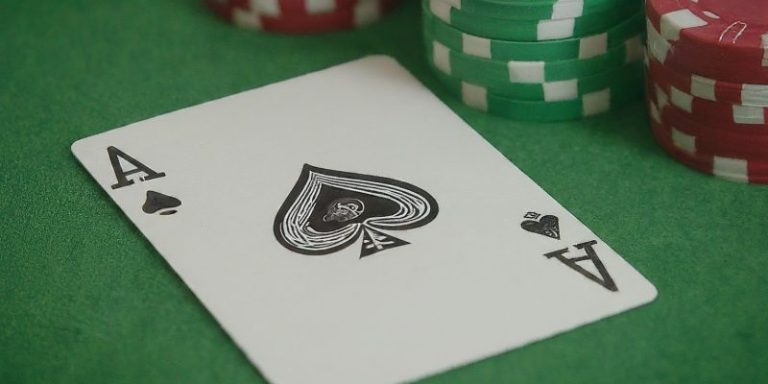 Các biến thể phổ biến của Poker: Texas Hold'em và Omaha